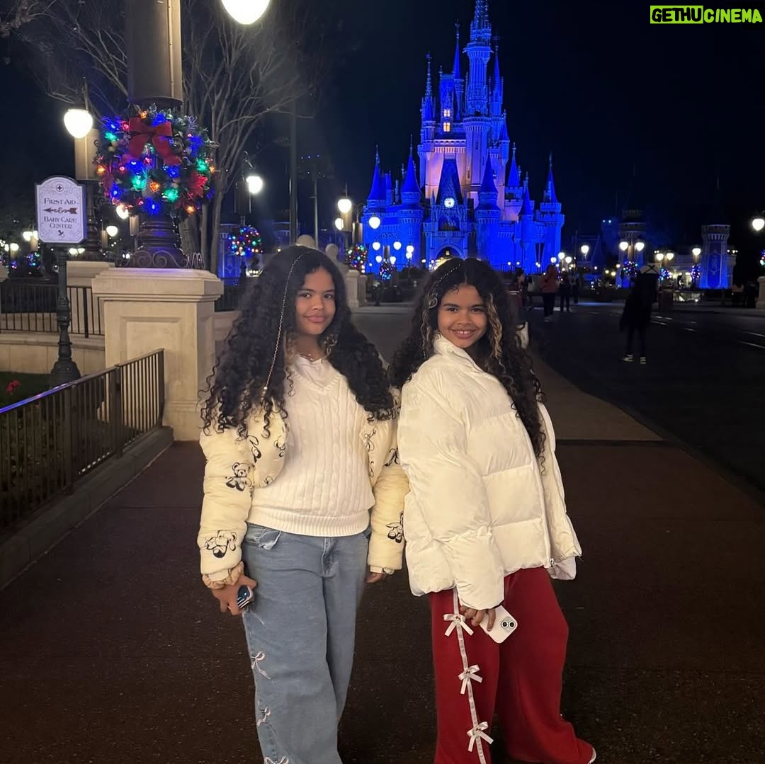 Danielle Souza - 42.7K Likes - 11 anos das gêmeas mais lindas do mundo!🩷
Sempre tive o sonho de ser mãe de um menino e gêmeas, Deus me concedeu muito mais do que sonhei. As minhas filhas são as meninas mais amorosas, educadas, solícitas, lindas, respeitosas e inteligentes que eu conheço! Eu me orgulho cada dia mais e sempre vou proporcionar o melhor para elas, vou fazer o que estiver e o que não estiver no meu alcance. A mamãe ama vocês do fundo do coração! VIVA SOPHIA E RAFA✨✨✨