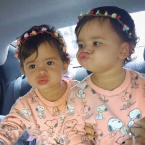 Danielle Souza Instagram - 11 anos das gêmeas mais lindas do mundo!🩷
Sempre tive o sonho de ser mãe de um menino e gêmeas, Deus me concedeu muito mais do que sonhei. As minhas filhas são as meninas mais amorosas, educadas, solícitas, lindas, respeitosas e inteligentes que eu conheço! Eu me orgulho cada dia mais e sempre vou proporcionar o melhor para elas, vou fazer o que estiver e o que não estiver no meu alcance. A mamãe ama vocês do fundo do coração! VIVA SOPHIA E RAFA✨✨✨