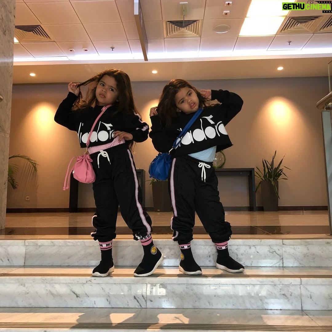 Danielle Souza - 42.7K Likes - 11 anos das gêmeas mais lindas do mundo!🩷
Sempre tive o sonho de ser mãe de um menino e gêmeas, Deus me concedeu muito mais do que sonhei. As minhas filhas são as meninas mais amorosas, educadas, solícitas, lindas, respeitosas e inteligentes que eu conheço! Eu me orgulho cada dia mais e sempre vou proporcionar o melhor para elas, vou fazer o que estiver e o que não estiver no meu alcance. A mamãe ama vocês do fundo do coração! VIVA SOPHIA E RAFA✨✨✨