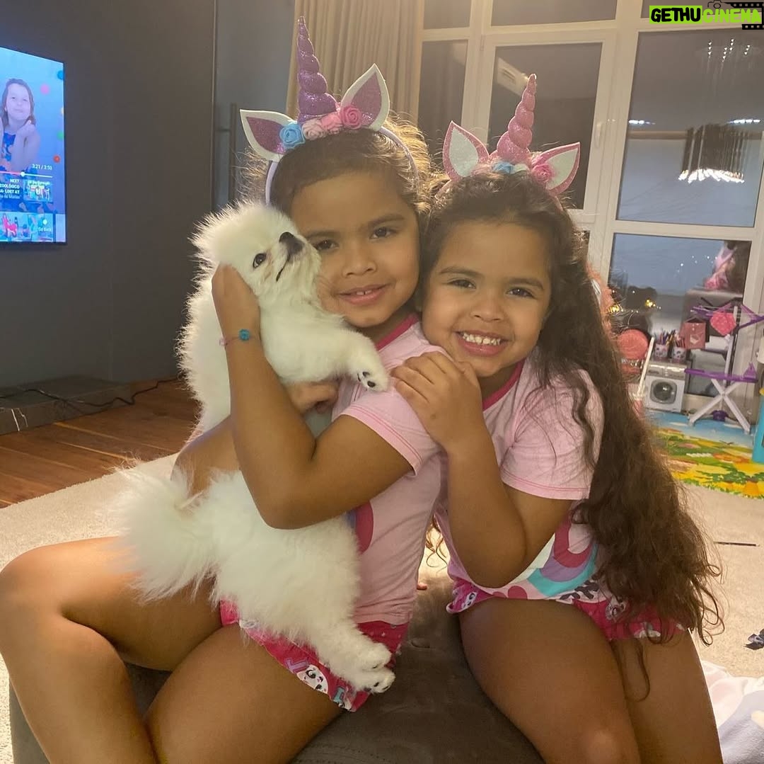 Danielle Souza - 42.7K Likes - 11 anos das gêmeas mais lindas do mundo!🩷
Sempre tive o sonho de ser mãe de um menino e gêmeas, Deus me concedeu muito mais do que sonhei. As minhas filhas são as meninas mais amorosas, educadas, solícitas, lindas, respeitosas e inteligentes que eu conheço! Eu me orgulho cada dia mais e sempre vou proporcionar o melhor para elas, vou fazer o que estiver e o que não estiver no meu alcance. A mamãe ama vocês do fundo do coração! VIVA SOPHIA E RAFA✨✨✨