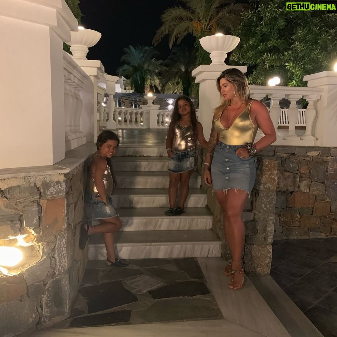 Danielle Souza - 42.7K Likes - 11 anos das gêmeas mais lindas do mundo!🩷
Sempre tive o sonho de ser mãe de um menino e gêmeas, Deus me concedeu muito mais do que sonhei. As minhas filhas são as meninas mais amorosas, educadas, solícitas, lindas, respeitosas e inteligentes que eu conheço! Eu me orgulho cada dia mais e sempre vou proporcionar o melhor para elas, vou fazer o que estiver e o que não estiver no meu alcance. A mamãe ama vocês do fundo do coração! VIVA SOPHIA E RAFA✨✨✨