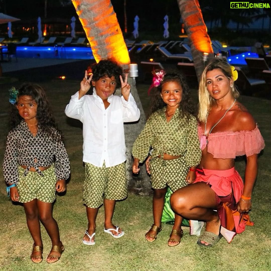Danielle Souza - 42.7K Likes - 11 anos das gêmeas mais lindas do mundo!🩷
Sempre tive o sonho de ser mãe de um menino e gêmeas, Deus me concedeu muito mais do que sonhei. As minhas filhas são as meninas mais amorosas, educadas, solícitas, lindas, respeitosas e inteligentes que eu conheço! Eu me orgulho cada dia mais e sempre vou proporcionar o melhor para elas, vou fazer o que estiver e o que não estiver no meu alcance. A mamãe ama vocês do fundo do coração! VIVA SOPHIA E RAFA✨✨✨