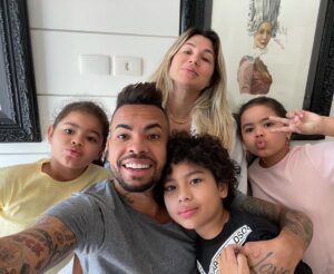 Danielle Souza Instagram - Parabéns para o homem @mlkdentinho mais lindo do mundo que eu amo tanto! Parabéns meu amor que Deus te abençoe sempre, vc e uma pessoa maravilhosa, um pai exemplar! Nos te amamos muito! ❤️❤️