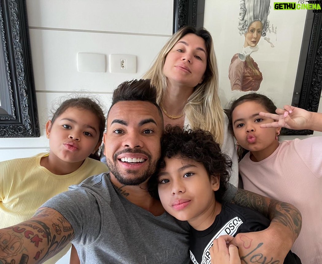 Danielle Souza - 25.6K Likes - Parabéns para o homem @mlkdentinho mais lindo do mundo que eu amo tanto! Parabéns meu amor que Deus te abençoe sempre, vc e uma pessoa maravilhosa, um pai exemplar! Nos te amamos muito! ❤️❤️