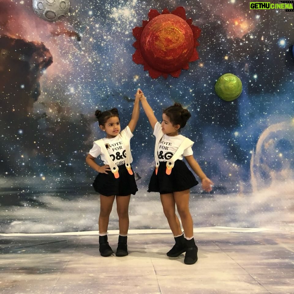 Danielle Souza - 42.7K Likes - 11 anos das gêmeas mais lindas do mundo!🩷
Sempre tive o sonho de ser mãe de um menino e gêmeas, Deus me concedeu muito mais do que sonhei. As minhas filhas são as meninas mais amorosas, educadas, solícitas, lindas, respeitosas e inteligentes que eu conheço! Eu me orgulho cada dia mais e sempre vou proporcionar o melhor para elas, vou fazer o que estiver e o que não estiver no meu alcance. A mamãe ama vocês do fundo do coração! VIVA SOPHIA E RAFA✨✨✨