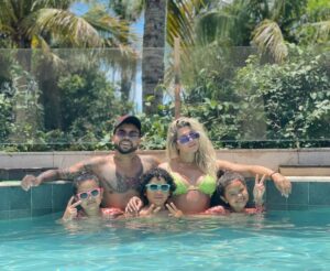 Danielle Souza Instagram - Parabéns para o homem @mlkdentinho mais lindo do mundo que eu amo tanto! Parabéns meu amor que Deus te abençoe sempre, vc e uma pessoa maravilhosa, um pai exemplar! Nos te amamos muito! ❤️❤️