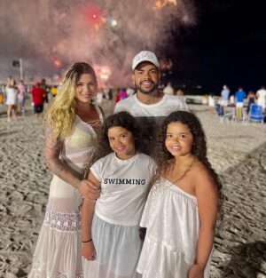Danielle Souza Instagram - Nosso ano maravilhoso com tudo de mais importante para mim, minha família e amigos maravilhosos! Que esse ano seja diferente, de todos os problemas que tive ano passado! Que Deus abençoe todos vcs! ❤️❤️