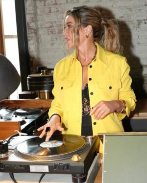 Dannii Minogue Instagram - Put the needle on it 💛
Shirt: @leolin_official
Pants: @witcheryfashion
Jewellery: @ilovekokoaustralia
Shoes: @wittnershoes
Bodysuit: my own.
Styling: @nwl_creative
H&M: @christianvermaak
@gabyroslin @thatgabyroslinpodcast #reasonstobejoyful #IKissedABoy #IKAB
🎧 Link to listen in bio ☝🏻