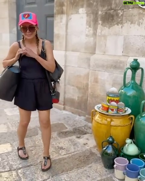 Dannii Minogue - 4.8K Likes - My week…
Face time with @michael_brennan 💋
Night shoots 🎥 
Succulent hikes 🌵 
Market hangs 🛍️
Hello kitty 🐱
Love on the rocks 🪨 
Surf on the rocks 🌊 
Lazy lunches 🥗