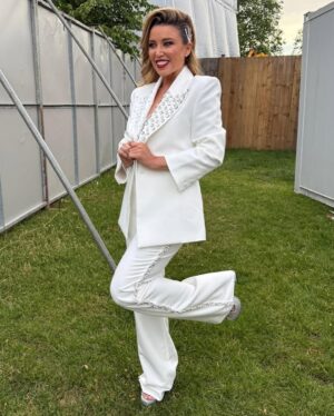 Dannii Minogue Instagram - 🤍 White party!
@mightyhoopla style…
Suit & trench: @biancaandbridgett
Custom suit detailing: @misterfrockhard
Shoes: @edwardmellershoes
Styling: @nwl_creative
H&M: @marcosgmakeup
#mightyhoopla #IKissedABoy #IKAB #brockwellpark
