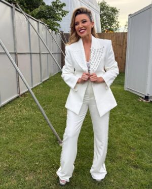 Dannii Minogue Instagram - 🤍 White party!
@mightyhoopla style…
Suit & trench: @biancaandbridgett
Custom suit detailing: @misterfrockhard
Shoes: @edwardmellershoes
Styling: @nwl_creative
H&M: @marcosgmakeup
#mightyhoopla #IKissedABoy #IKAB #brockwellpark