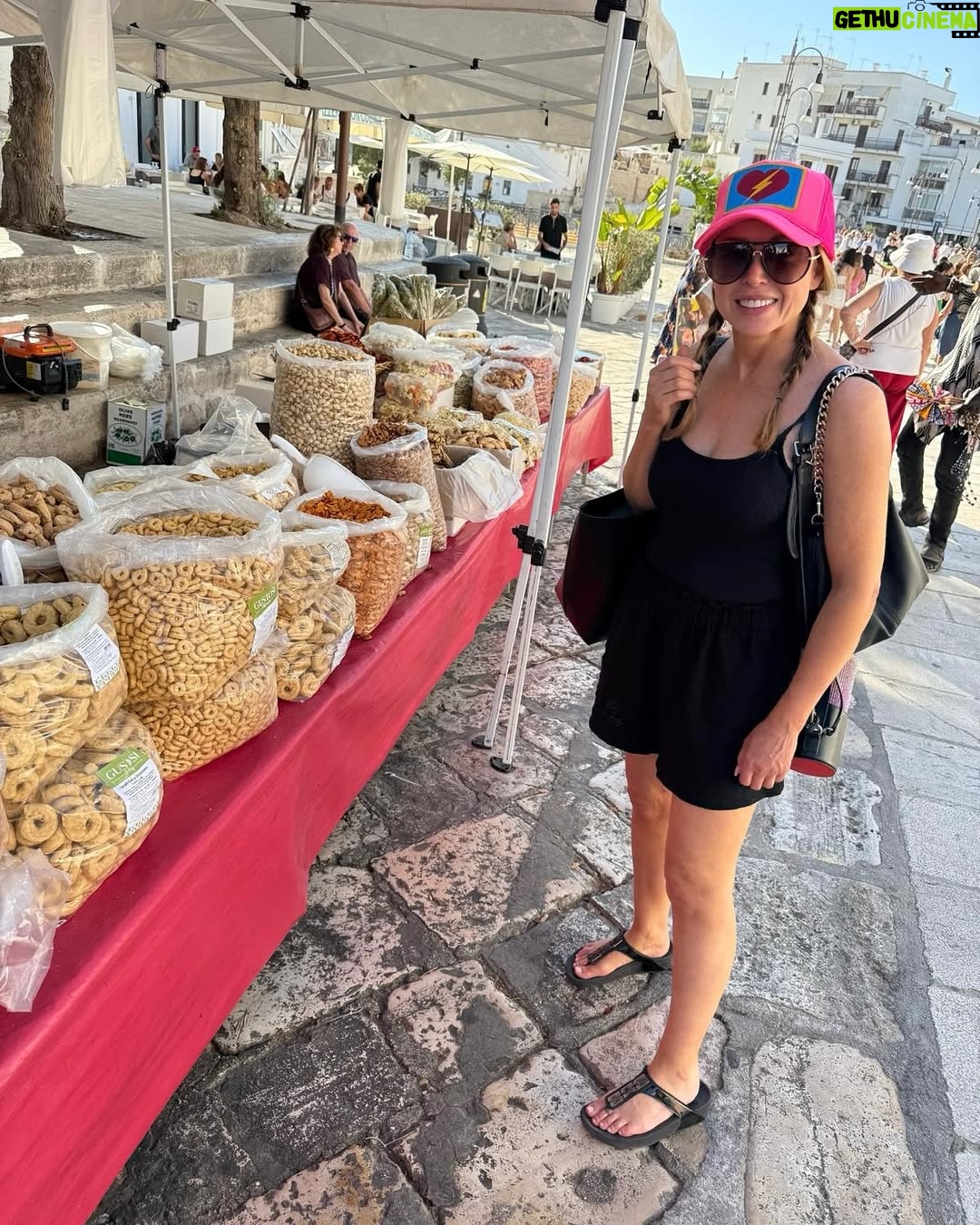 Dannii Minogue - 4.8K Likes - My week…
Face time with @michael_brennan 💋
Night shoots 🎥 
Succulent hikes 🌵 
Market hangs 🛍️
Hello kitty 🐱
Love on the rocks 🪨 
Surf on the rocks 🌊 
Lazy lunches 🥗