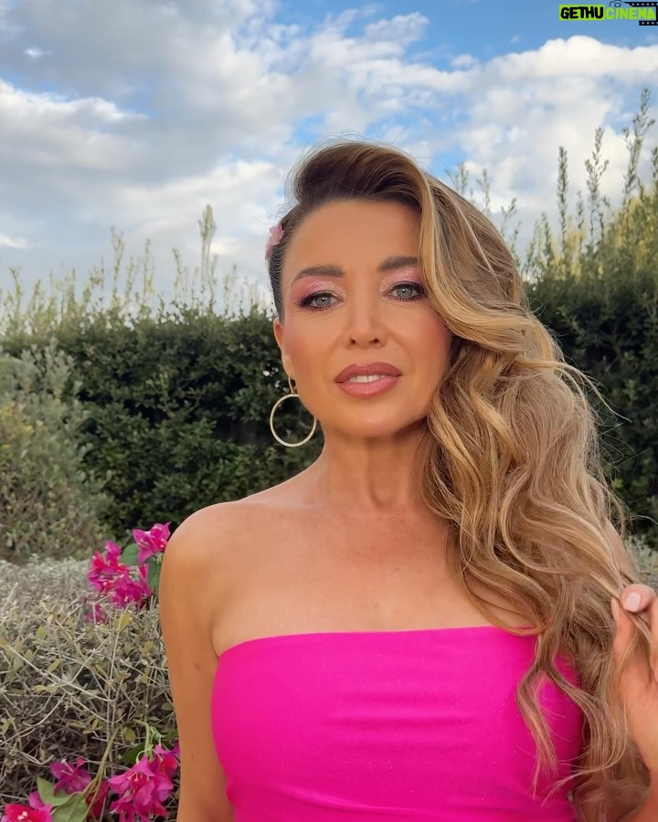 Dannii Minogue - 6.6K Likes - Ill fiore 💐 

Dress: @merakiofficialau 
Shoes: @edwardmellershoes 
Jewellery: #Diamonique
Styling: @nwl_creative 
H&M: @marcosgmakeup 

I Kissed A Boy episode 6 @bbcthree @bbciplayer 

#IKissedABoy #IKAB

📸: @andreajlino