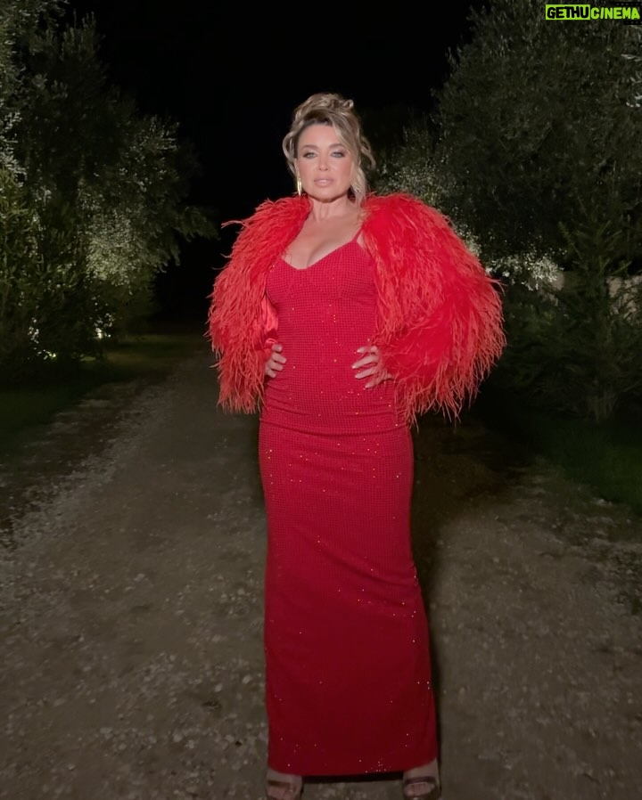 Dannii Minogue - 5.4K Likes - Birds of a feather ♥️ 

Dress: @biancaandbridgett 
Feather jacket: Custom @birdsofafeathercouture 
Jewellery: @lovisajewellery 
Shoes: @edwardmellershoes 
Styling: @nwl_creative 
H&M: @marcosgmakeup 
📸🎥: @andreajlino 

I Kissed A Boy episode 7 💋

#IKAB #IKissedABoy @bbcthree @bbciplayer