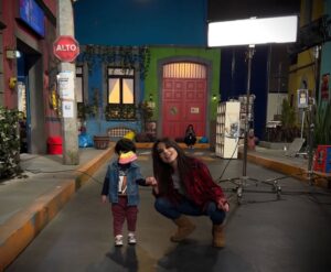 Danny Perea Instagram - Mi hijo Matías en el set de #Vecinos ❣️
Jamás hubiera podido imaginar que tendría el privilegio de compartir con mi hijo este espacio que ha sido mi espacio
desde hace tanto.
Gracias al fotógrafo @eliassolorio por estas fotos entrañables 💕🙏🏻.
#hijo #matias #mama #mamatrabajadora #actriz #workingmom #workingmomlife
@vecinosoficial