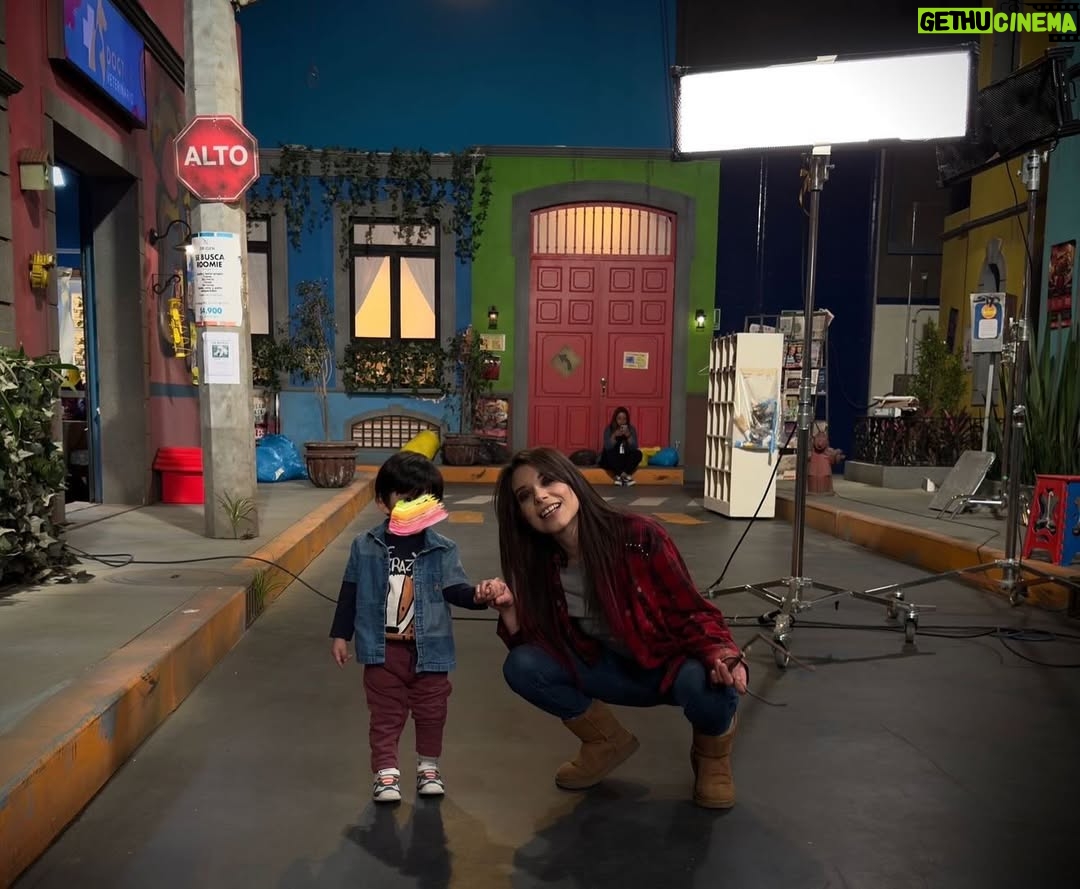 Danny Perea - 22.3K Likes - Mi hijo Matías en el set de #Vecinos ❣️
Jamás hubiera podido imaginar que tendría el privilegio de compartir con mi hijo este espacio que ha sido mi espacio
desde hace tanto.
Gracias al fotógrafo @eliassolorio por estas fotos entrañables 💕🙏🏻.
#hijo #matias #mama #mamatrabajadora #actriz #workingmom #workingmomlife
@vecinosoficial