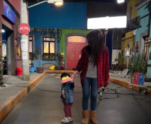 Danny Perea Instagram - Mi hijo Matías en el set de #Vecinos ❣️
Jamás hubiera podido imaginar que tendría el privilegio de compartir con mi hijo este espacio que ha sido mi espacio
desde hace tanto.
Gracias al fotógrafo @eliassolorio por estas fotos entrañables 💕🙏🏻.
#hijo #matias #mama #mamatrabajadora #actriz #workingmom #workingmomlife
@vecinosoficial