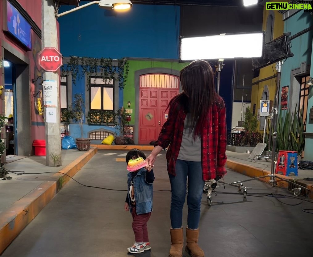 Danny Perea - 22.3K Likes - Mi hijo Matías en el set de #Vecinos ❣️
Jamás hubiera podido imaginar que tendría el privilegio de compartir con mi hijo este espacio que ha sido mi espacio
desde hace tanto.
Gracias al fotógrafo @eliassolorio por estas fotos entrañables 💕🙏🏻.
#hijo #matias #mama #mamatrabajadora #actriz #workingmom #workingmomlife
@vecinosoficial