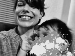 Danny Perea Instagram - Hoy por fin puedo compartirles que desde hace un tiempo ya, me he convertido en Mamá.
Les comparto estos instantes donde estoy con mi hijo Silvio Matías.
Matías, precioso ser de enormes ojos, en donde vive tanta belleza que me hace descreer de mi fortuna, fortuna de perderme en ellos, de vivir con ellos, de aliviar su llanto, de provocar su risa, de acurrucarme en su bostezo, de arrullar su sueño. Fortuna de que sus ojos me miran un dame, me miran un juega, me miran un cárgame, me miran un báñame, me miran un abrázame, me miran un arrúllame, me miran un acompáñame, me miran un alíviame, me miran mía, me miran madre. Gracias hijo por mirarme como nadie más lo hará jamás. Te amo, te amare “y después te amare”.