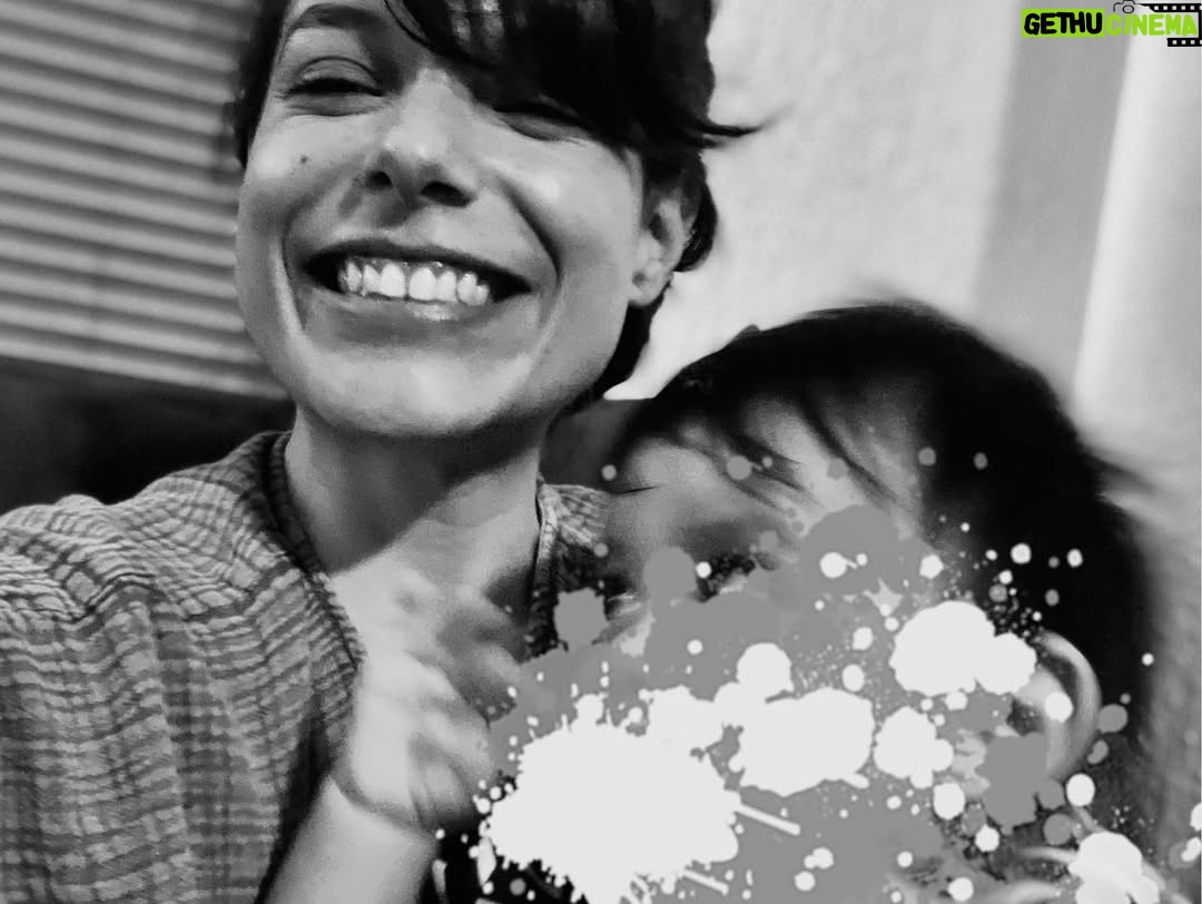 Danny Perea - 52.1K Likes - Hoy por fin puedo compartirles que desde hace un tiempo ya, me he convertido en Mamá. 
Les comparto estos instantes donde estoy con mi hijo Silvio Matías. 
Matías, precioso ser de enormes ojos, en donde vive tanta belleza que me hace descreer de mi fortuna, fortuna de perderme en ellos, de vivir con ellos, de aliviar su llanto, de provocar su risa, de acurrucarme en su bostezo, de arrullar su sueño. Fortuna de que sus ojos me miran un dame, me miran un juega, me miran un cárgame, me miran un báñame, me miran un abrázame, me miran un arrúllame, me miran un acompáñame, me miran un alíviame, me miran mía, me miran madre.  Gracias hijo por mirarme como nadie más lo hará jamás. Te amo, te amare “y después te amare”.
