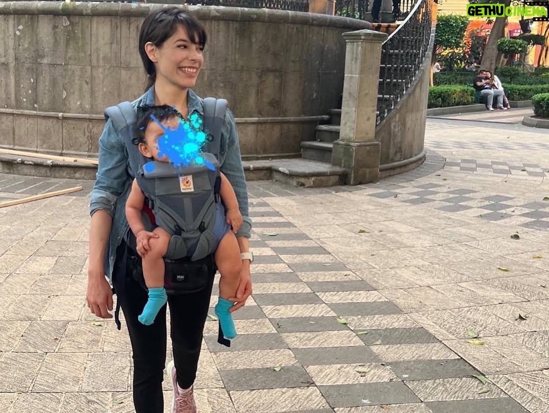 Danny Perea - 52.1K Likes - Hoy por fin puedo compartirles que desde hace un tiempo ya, me he convertido en Mamá. 
Les comparto estos instantes donde estoy con mi hijo Silvio Matías. 
Matías, precioso ser de enormes ojos, en donde vive tanta belleza que me hace descreer de mi fortuna, fortuna de perderme en ellos, de vivir con ellos, de aliviar su llanto, de provocar su risa, de acurrucarme en su bostezo, de arrullar su sueño. Fortuna de que sus ojos me miran un dame, me miran un juega, me miran un cárgame, me miran un báñame, me miran un abrázame, me miran un arrúllame, me miran un acompáñame, me miran un alíviame, me miran mía, me miran madre.  Gracias hijo por mirarme como nadie más lo hará jamás. Te amo, te amare “y después te amare”.