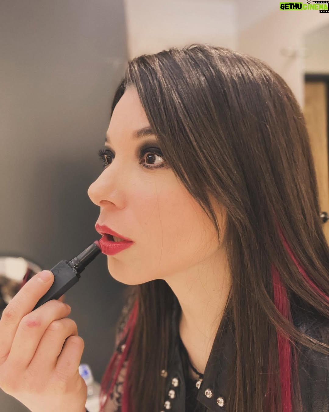 Danny Perea - 43.1K Likes - Alejandra- labios rojos. Grabando-ando. 
#Alejandra #Vecinos @vecinosoficial