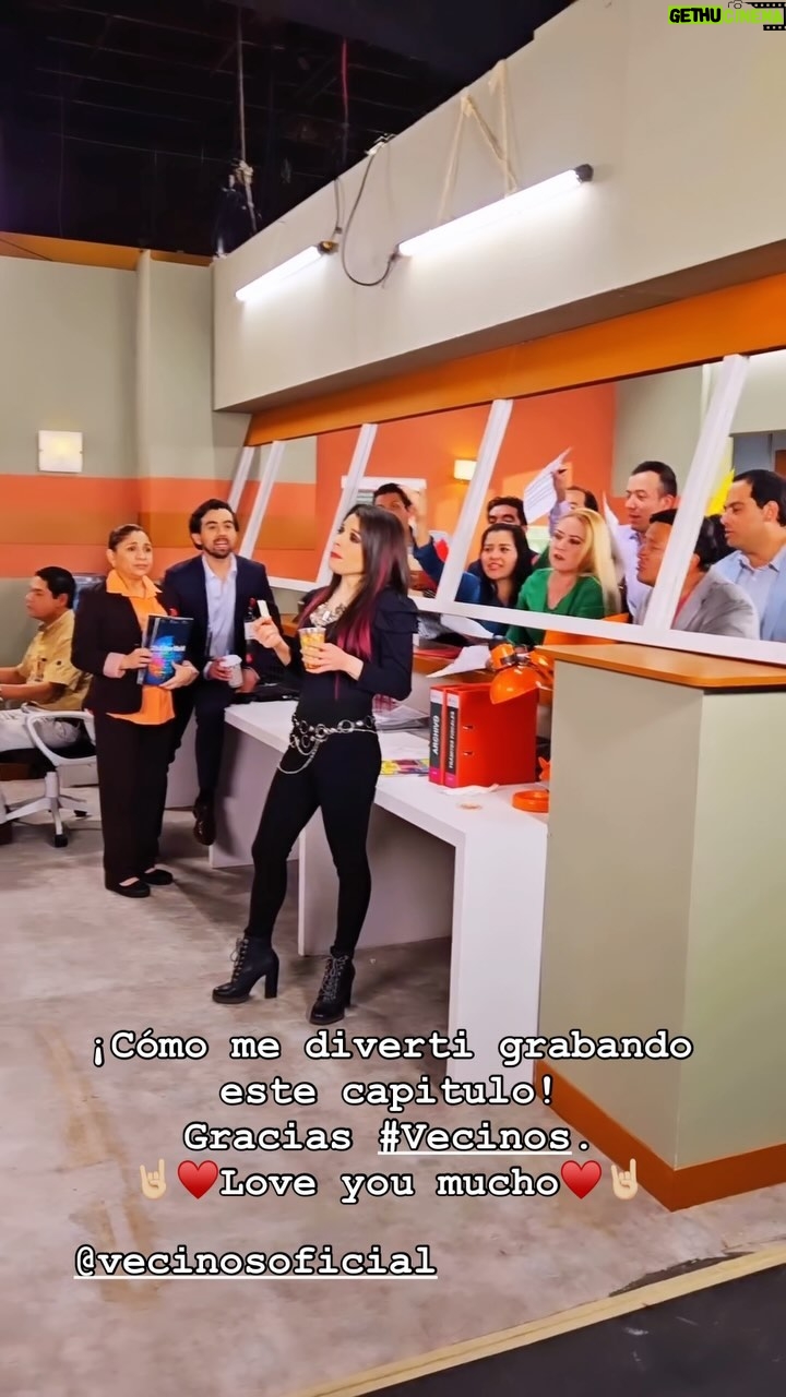 Danny Perea - 6.5K Likes - Alejandra en el trabajo perfecto…
 @eliassolorio @vecinosoficial