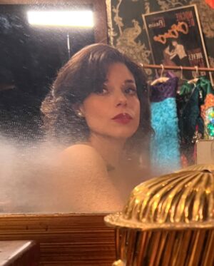 Danny Perea Instagram - Clementina, un personaje que disfruté enormemente. Gracias @gisellegonzalezoficial por confiarme esta hermosura.
#tbt de la serie “Senda Prohibida” sólo por @vix !