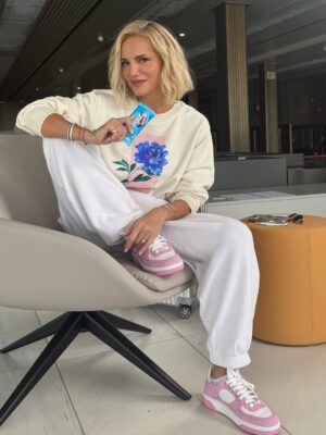 Dara Rolins Instagram - SÚŤAŽ UKONČENÁ🩵
Chceš vyhrať kufor plný MARGOTIEK:)?
Daj LIKE 👍🏻 a označ jednu, tebe milú osôbku s ktorou chceš prebudiť vaše spoločné "dovolenkové ja"! A keď máš nápad kde najradšej, daj tip😜.
Komentujte do 13teho augusta a 14.8. vylosujem troch z vás ktorým pricestuje
1. Margot kufor plný originalnych aj karamelových Margotiek💫
2. zásoba originalných a karamelových Margotiek 🥥🌴
3. zásoba originalných a karamelových Margotiek 🥥🌴
💫Veľa šťastia 🍀
#PrebudSvojeDovolenkoveJa #Margot #spolupraca