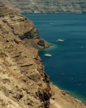 Dara Rolins Instagram - Nepoviem vám nič čo neviete, tvrdením že Santorini je prekrásne🩵Aj vďaka tomu je samozrejme plné turistov. Ostatne ako všetko a všade v čase prázdnin. Nevadí, s tým sa počíta. Ide o to nezostať prilepený na jednom mieste, ale mať potrebu objavovať, byť v pohybe🚘, vidieť okrem povinnej jazdy aj miesta, kam klasický, lenivý turista nezájde, pretože mu prídu možno málo atraktívne alebo jednoducho nechce. My sme vďaka jednému milému páru, dvom dokonalým sprievodcom videli Grécko očami "domorodcov":).🩵Neprenositeľný zážitok, za ktorým musí človek vyraziť, niektoré miesta proste vyzerajú lepšie na živo ako na fotke. Že vraj aj ja😂...počujem to dosť často:). No čo už, nie každá fotka sa podarí ale vyzerá to, že Lola má na mňa dobré oko😜📸a na plavky je u mňa vždy spoľah:))💪🏼...Užívajte leto, moji milí!