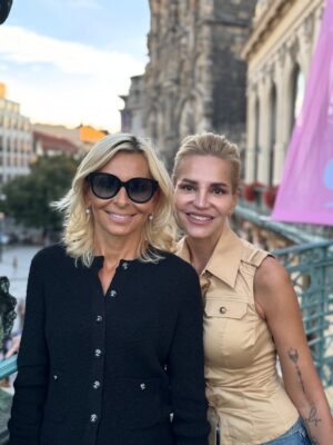 Dara Rolins Instagram - Včera sme boli na najväčšej vernisáži nášho kamaráta @pastaoner 💘 Zážitok sám o sebe násobí fakt, že sa odohráva v prekrásnom Obecnom dome✨.To si vždy uvedomím, jak je Praha prekrásna🫠. Od dnes až do konca roku je vernisáž verejná, rozhodne stojí za to ju zažiť:)...