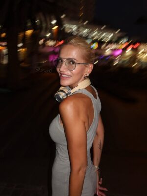 Dara Rolins Instagram - Nikdy sa necíťte zodpovedný za to, ako vás vidia iní. Je to odraz toho, ako oni vidia samých seba. To, ako sa majú/ nemajú radi... Nechovajú sa k vám tak, ako si zaslúžite, ale tak, ako si zaslúžia oni sami. Vidia vás SVOJOU optikou. A pre vás je to len informácia o ich charaktere, povahe, stave. Nič viac🎈.
Vy sami určujete, definujete seba, svoje hranice, potreby, túžby, smer. Svoje šťastie. Zodpovední sebe a svojmu svedomiu. Moja dnešná myšlienka✨a môj pozdrav letí k vám🙌🏽 pri tom, ako sa dívam na svet okolo...a občas ma zamrzí keď hlupáci uvádzajú do smútku ľudí, ktorých mám rada. Láskavých ľudí, ktorí robia svet lepším. A nezištne. Len preto, že "horší" byť nevedia🫠. Nedajte sa ani vy:), je nás viac- spokojných a prajných ❤️
