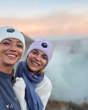 Dara Rolins Instagram - Tentokrát je naša dovolenka ešte pestrofarebnejšia. Striedame adresy, pláže, zážitky, lenivé dni sa menia na akčné. A v tom včerajšom sme vynechali aj spánok:). Výstup na sopku Ijen totiž začína už večer o 11, na trajekte z Bali na Jávu, aby sme ešte za tmy stihli modré plamene v jej kráteri a neskôr východ slnka nad tyrkysovým jazerom. Ijen je jedna zo 100 javanských sopiek, známa ťažbou síry (preto tie modré plamene). Dostať sa do jej útrop nás stálo veľa síl:). Múdre hodinky spočítali 9 1/5 km strmej chôdze, 600 m prevýšenie. Predstavte si vyšľapať 196 poschodový mrakodrap😃💪🏼. Burj Khalifa ich má 165:)... Bolo to nezabudnuteľné vo VŠETKÝCH smeroch a súvislostiach. Zážitok, ktorý človeka zrazí späť na zem💛