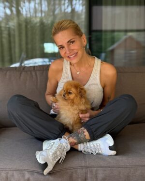 Dara Rolins Instagram - Už párkrát som počula názor, že či mám ešte potrebu jazdiť jak kočovník, kade tade... Presnejšie, že či som na tom tak zle, že sa musím hodiny "terigať" do všakovakých dier na konci sveta😀.
Nie som:). A ani nemusím.
Chcem. Lebo, predstavte si, aj TAM žijú ľudia, ktorí sa chcú baviť a majú ma radi. Jasné, že časom, s pribudnutím ďalších, dospelých záväzkov, sa chce žena venovať aj iným veciam než kariére. Ale miera pozornosti venovanej do viacerých svetových strán a rýchlosť strihov je pre každú z nás individuálna. Neodsudzujem ŽIADNU ženu a jej voľby a prednosti. A nemyslím len tie fyzické:). Vždy budem kočovníkom, pramení to z potreby byť slobodná, byť v pohybe. Tento faktor nemá nič spoločné s hromadením statkov:). Mám dosť na to, aby som mohla pomáhať aj druhým. Stáť na javisku je privilégium a to v každom prípade a v každom meste❤️. Len som chcela povedať, že mi za to každá cesta za vami, stojí🫠...