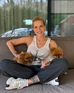 Dara Rolins Instagram - Už párkrát som počula názor, že či mám ešte potrebu jazdiť jak kočovník, kade tade... Presnejšie, že či som na tom tak zle, že sa musím hodiny "terigať" do všakovakých dier na konci sveta😀.
Nie som:). A ani nemusím.
Chcem. Lebo, predstavte si, aj TAM žijú ľudia, ktorí sa chcú baviť a majú ma radi. Jasné, že časom, s pribudnutím ďalších, dospelých záväzkov, sa chce žena venovať aj iným veciam než kariére. Ale miera pozornosti venovanej do viacerých svetových strán a rýchlosť strihov je pre každú z nás individuálna. Neodsudzujem ŽIADNU ženu a jej voľby a prednosti. A nemyslím len tie fyzické:). Vždy budem kočovníkom, pramení to z potreby byť slobodná, byť v pohybe. Tento faktor nemá nič spoločné s hromadením statkov:). Mám dosť na to, aby som mohla pomáhať aj druhým. Stáť na javisku je privilégium a to v každom prípade a v každom meste❤️. Len som chcela povedať, že mi za to každá cesta za vami, stojí🫠...