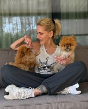 Dara Rolins Instagram - Už párkrát som počula názor, že či mám ešte potrebu jazdiť jak kočovník, kade tade... Presnejšie, že či som na tom tak zle, že sa musím hodiny "terigať" do všakovakých dier na konci sveta😀.
Nie som:). A ani nemusím.
Chcem. Lebo, predstavte si, aj TAM žijú ľudia, ktorí sa chcú baviť a majú ma radi. Jasné, že časom, s pribudnutím ďalších, dospelých záväzkov, sa chce žena venovať aj iným veciam než kariére. Ale miera pozornosti venovanej do viacerých svetových strán a rýchlosť strihov je pre každú z nás individuálna. Neodsudzujem ŽIADNU ženu a jej voľby a prednosti. A nemyslím len tie fyzické:). Vždy budem kočovníkom, pramení to z potreby byť slobodná, byť v pohybe. Tento faktor nemá nič spoločné s hromadením statkov:). Mám dosť na to, aby som mohla pomáhať aj druhým. Stáť na javisku je privilégium a to v každom prípade a v každom meste❤️. Len som chcela povedať, že mi za to každá cesta za vami, stojí🫠...
