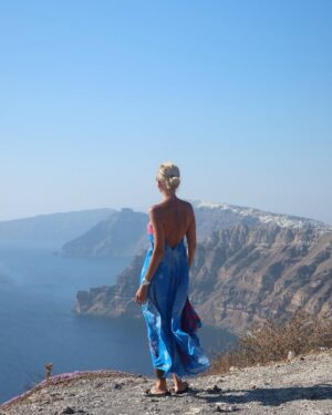 Dara Rolins Instagram - Nepoviem vám nič čo neviete, tvrdením že Santorini je prekrásne🩵Aj vďaka tomu je samozrejme plné turistov. Ostatne ako všetko a všade v čase prázdnin. Nevadí, s tým sa počíta. Ide o to nezostať prilepený na jednom mieste, ale mať potrebu objavovať, byť v pohybe🚘, vidieť okrem povinnej jazdy aj miesta, kam klasický, lenivý turista nezájde, pretože mu prídu možno málo atraktívne alebo jednoducho nechce. My sme vďaka jednému milému páru, dvom dokonalým sprievodcom videli Grécko očami "domorodcov":).🩵Neprenositeľný zážitok, za ktorým musí človek vyraziť, niektoré miesta proste vyzerajú lepšie na živo ako na fotke. Že vraj aj ja😂...počujem to dosť často:). No čo už, nie každá fotka sa podarí ale vyzerá to, že Lola má na mňa dobré oko😜📸a na plavky je u mňa vždy spoľah:))💪🏼...Užívajte leto, moji milí!