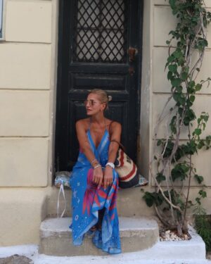 Dara Rolins Instagram - Nepoviem vám nič čo neviete, tvrdením že Santorini je prekrásne🩵Aj vďaka tomu je samozrejme plné turistov. Ostatne ako všetko a všade v čase prázdnin. Nevadí, s tým sa počíta. Ide o to nezostať prilepený na jednom mieste, ale mať potrebu objavovať, byť v pohybe🚘, vidieť okrem povinnej jazdy aj miesta, kam klasický, lenivý turista nezájde, pretože mu prídu možno málo atraktívne alebo jednoducho nechce. My sme vďaka jednému milému páru, dvom dokonalým sprievodcom videli Grécko očami "domorodcov":).🩵Neprenositeľný zážitok, za ktorým musí človek vyraziť, niektoré miesta proste vyzerajú lepšie na živo ako na fotke. Že vraj aj ja😂...počujem to dosť často:). No čo už, nie každá fotka sa podarí ale vyzerá to, že Lola má na mňa dobré oko😜📸a na plavky je u mňa vždy spoľah:))💪🏼...Užívajte leto, moji milí!