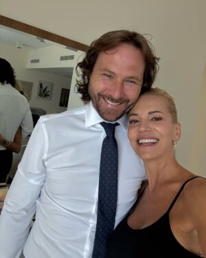 Dara Rolins Instagram - Tak sme ten mesiac lásky nakoniec rozbehli šťastne:)🙏🏻! Aj pusa pod palmou bola💋, aj piesočnú búrku sme zažili🌪️a postupne si v Kráľovstve Saudskej Arábie začíname zvykať a mať to tu v Rijáde radi 🧡🐫🌴. Som šťastná, že máme obaja vášeň jak pre seba:), tak pre prácu, ktorá nás baví, napĺňa, ženie dopredu... Rešpekt pre potrebu realizovať sa v tom SVOJOM svete je pre každý zdravý vzťah klúčový. Som pyšná na našu "akčnú" rodinku, na to, jak to všetci dávame a ďakujem pánu Bohu za sebavedomých mužov, ktorí si nepotrebujú honiť ego a baví ich mať po boku nemenej úspešné ženy😉. Rovnako tak apelujem na ženy:)), nezabúdajte tých našich chlapcov chváliť a povzbudzovať v každej zmysluplnej aktivite! Ako si to nastavíte, také to budete mať aneb šťastie je v našich rukách:)🙌🏽💫❤️🍀...