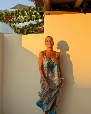 Dara Rolins Instagram - Nepoviem vám nič čo neviete, tvrdením že Santorini je prekrásne🩵Aj vďaka tomu je samozrejme plné turistov. Ostatne ako všetko a všade v čase prázdnin. Nevadí, s tým sa počíta. Ide o to nezostať prilepený na jednom mieste, ale mať potrebu objavovať, byť v pohybe🚘, vidieť okrem povinnej jazdy aj miesta, kam klasický, lenivý turista nezájde, pretože mu prídu možno málo atraktívne alebo jednoducho nechce. My sme vďaka jednému milému páru, dvom dokonalým sprievodcom videli Grécko očami "domorodcov":).🩵Neprenositeľný zážitok, za ktorým musí človek vyraziť, niektoré miesta proste vyzerajú lepšie na živo ako na fotke. Že vraj aj ja😂...počujem to dosť často:). No čo už, nie každá fotka sa podarí ale vyzerá to, že Lola má na mňa dobré oko😜📸a na plavky je u mňa vždy spoľah:))💪🏼...Užívajte leto, moji milí!