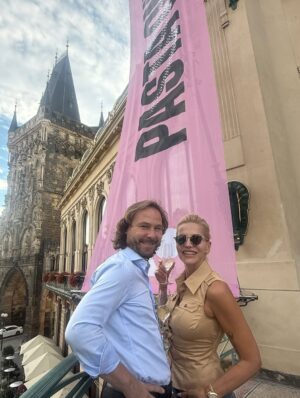 Dara Rolins Instagram - Včera sme boli na najväčšej vernisáži nášho kamaráta @pastaoner 💘 Zážitok sám o sebe násobí fakt, že sa odohráva v prekrásnom Obecnom dome✨.To si vždy uvedomím, jak je Praha prekrásna🫠. Od dnes až do konca roku je vernisáž verejná, rozhodne stojí za to ju zažiť:)...