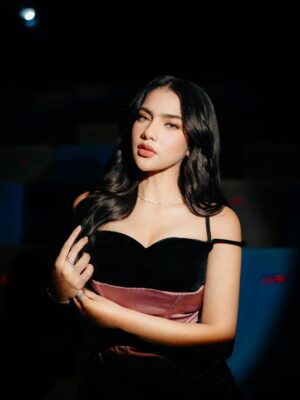 Davina Karamoy Instagram - Main Hati sudah tayang di WeTV! ⋆𐙚₊˚⊹♡
makeup @danybarca22
hairdo @hairdobyrachela
stylist @fandinasutionn
dress @vop.ov
jewelry @joecollin_official
team @innefebriana_