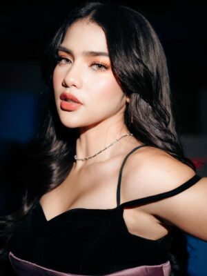 Davina Karamoy Instagram - Main Hati sudah tayang di WeTV! ⋆𐙚₊˚⊹♡
makeup @danybarca22
hairdo @hairdobyrachela
stylist @fandinasutionn
dress @vop.ov
jewelry @joecollin_official
team @innefebriana_