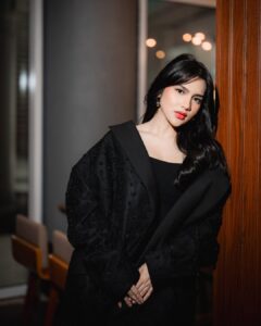 Actress Davina Karamoy HD Photos and Wallpapers April 2025