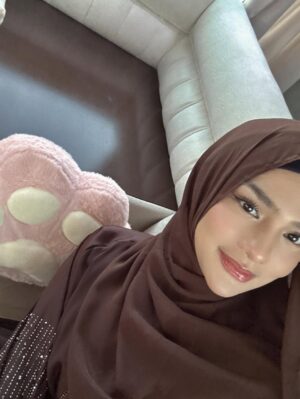 Davina Karamoy Instagram - بُنِّي