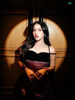 Davina Karamoy Instagram - Main Hati sudah tayang di WeTV! ⋆𐙚₊˚⊹♡
makeup @danybarca22
hairdo @hairdobyrachela
stylist @fandinasutionn
dress @vop.ov
jewelry @joecollin_official
team @innefebriana_