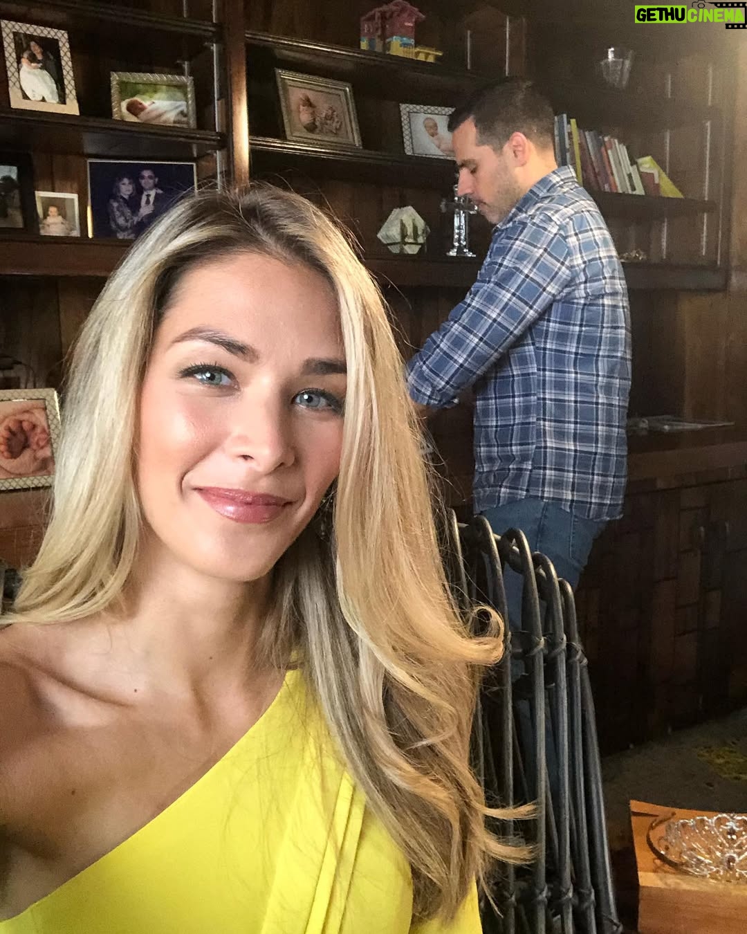 Dayana Mendoza - 65.4K Likes - Le doy gracias a Dios por esta hermosa oportunidad 😍🙏🏼 Fue un gran placer tenerlos en casa, compartir y disfrutar de su compañía y prefesionalismo 🙌🏼💞🙏🏼 

Querido @olavarrietaluis siempre es un placer tenerte en casa. Gracias por tu excelente trabajo y empeño, es un honor ser entrevistada por ti. Esperamos verte pronto nuevamente, Dios mediante ☺️🙏🏼💞 somos tus fans 😍😄

Muchachos @knoxknox__  @serggnyc que bello escucharles hablar gochito 😄 me encanto conocerlos! Muchas gracias por su trabajo y su tiempo! (Estoy segura que somos primos 8vos o algo así 😂) 

Querido @douglastapiaoficial miles de gracias por hacerme este vestido tan hermoso! 😍 que me ha traído tantos recuerdos 💞

Dios los bendiga a todos siempre !!!!😍