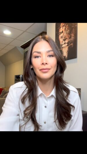 Dayana Mendoza Instagram - Hoy es Viernes Santo!
Un día para celebrarlo a Él
Para fortalecernos en Él
Para entregarnos a Él
✝️
Para estudiar la escritura del día de hoy juntos, pueden ver el vídeo “HOY ES VIERNES SANTO” en mi canal de YouTube DayanaMendozaRooted