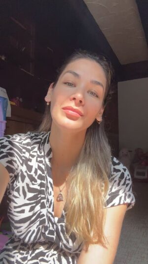 Dayana Mendoza Instagram - 4 Pero Dios, que es rico en misericordia, por su gran amor por nosotros, 5 nos dio vida con Cristo, aun cuando estábamos muertos en pecados. ¡Por gracia ustedes han sido salvados! 
13 Pero ahora en Cristo Jesús, a ustedes que antes estaban lejos, Dios los ha acercado mediante la sangre de Cristo.
Efesios 2:4-5,13

34 Y llamando a la gente y a sus discípulos, les dijo: Si alguno quiere venir en pos de mí, niéguese a sí mismo, y tome su cruz, y sígame. 35 Porque todo el que quiera salvar su vida, la perderá; y todo el que pierda su vida por causa de mí y del evangelio, la salvará. 36 Porque ¿qué aprovechará al hombre si ganare todo el mundo, y perdiere su alma?
Marcos 8:34-36 

16 ¿No sabéis que si os sometéis a alguien como esclavos para obedecerle, sois esclavos de aquel a quien obedecéis, sea del pecado para muerte, o sea de la obediencia para justicia?
23 Porque la paga del pecado es muerte, mas la dádiva de Dios es vida eterna en Cristo Jesús Señor nuestro.
Romanos 6:16, 23

4 ¿De dónde vienen las guerras y los conflictos[a] entre ustedes? ¿No vienen de las pasiones[b] que combaten en sus miembros? 2 Ustedes codician y no tienen, por eso cometen homicidio. Son envidiosos y no pueden obtener, por eso combaten[c] y hacen guerra. No tienen, porque no piden. 3 Piden y no reciben, porque piden con malos propósitos[d], para gastarlo en sus placeres.

4 ¡Oh almas adúlteras! ¿No saben ustedes que la amistad del mundo es enemistad hacia Dios? Por tanto, el que quiere ser amigo del mundo, se constituye enemigo de Dios. 5 ¿O piensan que la Escritura dice en vano: «Dios celosamente anhela el Espíritu que ha hecho morar en nosotros?». 6 Pero Él da mayor gracia. Por eso dice: «Dios resiste a los soberbios, pero da gracia a los humildes». 7 Por tanto, sométanse a Dios. Resistan, pues, al diablo y huirá de ustedes.
8 Acérquense a Dios, y Él se acercará a ustedes. Limpien sus manos, pecadores; y ustedes de doble ánimo, purifiquen sus corazones.
Santiago 4:1-8 

Mañana no lo tenemos asegurado ninguno de nosotros, ahora mismo es el momento para arrepentirnos, todos necesitas de un Salvador, y porque es vino El ✝️, porque solos no podemos salvarnos de nuestros pecados

❤️🙏🏼✝️