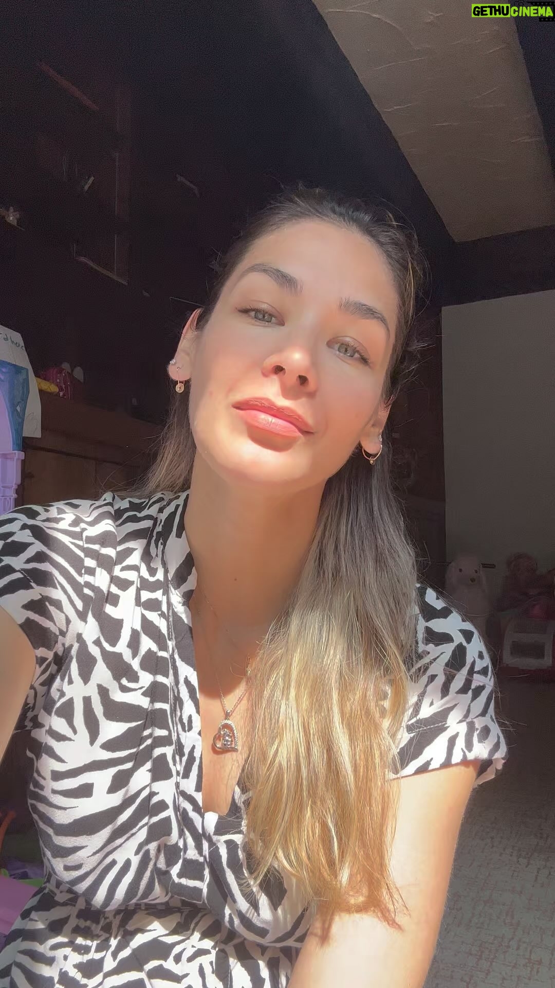 Dayana Mendoza - 29.3K Likes - 4 Pero Dios, que es rico en misericordia, por su gran amor por nosotros, 5 nos dio vida con Cristo, aun cuando estábamos muertos en pecados. ¡Por gracia ustedes han sido salvados! 
13 Pero ahora en Cristo Jesús, a ustedes que antes estaban lejos, Dios los ha acercado mediante la sangre de Cristo.
Efesios 2:4-5,13

34 Y llamando a la gente y a sus discípulos, les dijo: Si alguno quiere venir en pos de mí, niéguese a sí mismo, y tome su cruz, y sígame. 35 Porque todo el que quiera salvar su vida, la perderá; y todo el que pierda su vida por causa de mí y del evangelio, la salvará. 36 Porque ¿qué aprovechará al hombre si ganare todo el mundo, y perdiere su alma?
Marcos 8:34-36 

16 ¿No sabéis que si os sometéis a alguien como esclavos para obedecerle, sois esclavos de aquel a quien obedecéis, sea del pecado para muerte, o sea de la obediencia para justicia?
23 Porque la paga del pecado es muerte, mas la dádiva de Dios es vida eterna en Cristo Jesús Señor nuestro.
Romanos 6:16, 23

4 ¿De dónde vienen las guerras y los conflictos[a] entre ustedes? ¿No vienen de las pasiones[b] que combaten en sus miembros? 2 Ustedes codician y no tienen, por eso cometen homicidio. Son envidiosos y no pueden obtener, por eso combaten[c] y hacen guerra. No tienen, porque no piden. 3 Piden y no reciben, porque piden con malos propósitos[d], para gastarlo en sus placeres.

4 ¡Oh almas adúlteras! ¿No saben ustedes que la amistad del mundo es enemistad hacia Dios? Por tanto, el que quiere ser amigo del mundo, se constituye enemigo de Dios. 5 ¿O piensan que la Escritura dice en vano: «Dios celosamente anhela el Espíritu que ha hecho morar en nosotros?». 6 Pero Él da mayor gracia. Por eso dice: «Dios resiste a los soberbios, pero da gracia a los humildes». 7 Por tanto, sométanse a Dios. Resistan, pues, al diablo y huirá de ustedes.
8 Acérquense a Dios, y Él se acercará a ustedes. Limpien sus manos, pecadores; y ustedes de doble ánimo, purifiquen sus corazones.
Santiago 4:1-8 

Mañana no lo tenemos asegurado ninguno de nosotros, ahora mismo es el momento para arrepentirnos, todos necesitas de un Salvador, y porque es vino El ✝️, porque solos no podemos salvarnos de nuestros pecados

❤️🙏🏼✝️